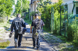 Két kéményseprő megy az utcán