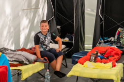 Egy kisfiú a sátorban