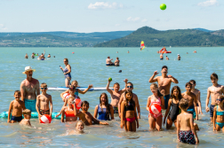 Gyerekek fürdenek a Balanoban